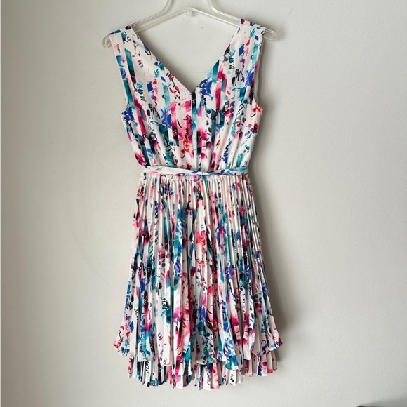 Chelsea 28 pleated Floral V-Neck Flare mini Dress sz 4 - Picture 3 of 11